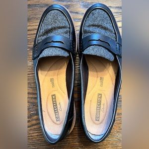 Clarks Collection, Raisie Eleeta soft cushion, two-tone, leather Loafer. Size 8M